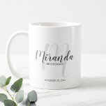 Mug Script moderne, Bridesmaitres personnalisées<br><div class="desc">Ajoutez une touche personnelle à votre mariage avec une tasse d'aubergistes personnalisée. Cette tasse présente le nom personnalisé de la demoiselle d'honneur en gris style de police de script moderne et monogramme en gris clair style de police de script moderne comme arrière - plan avec titre et date mariage en...</div>