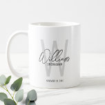 Mug Script moderne Salons personnalisés<br><div class="desc">Monogramme et cadeaux de nom minimaliste moderne Personnalisé Ce design présente un nom personnalisé en gris moderne écriture de script style de police et monogramme en gris clair moderne sans serif style de police comme arrière - plan, avec des détails mariages en gris moderne sans serif style de police, sur...</div>