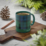 Mug Script rustique Plaid Clan Campbell Tartan Custom<br><div class="desc">Voici notre délicieuse tartan de café vert de Noël Campbell! Ajoutez une touche d'élégance intemporelle et d'esprit festif à vos cadeaux grâce à cette belle Coupe. Les couleurs traditionnelles évoquent la chaleur et la joie de la saison des fêtes, créant une belle présentation pour vos cadeaux spéciaux. Alors, préparez-vous à...</div>