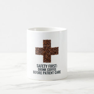Mug Sécurité d'abord, buvez du café avant les soins au