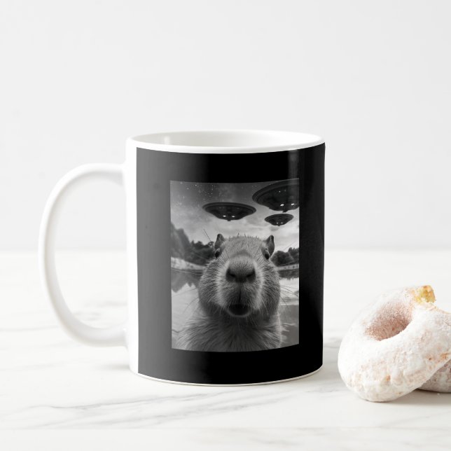 Mug Selfie de Capybara Graphique drôle avec OVNI bizar (Avec donut)
