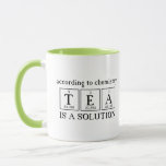 Mug Selon Chemistry Tea est une science de solution<br><div class="desc">SELON CHEMISTRY TEA IS A SOLUTION fun science tea mug. Montré avec des accents vert citron.</div>