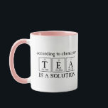 Mug Selon Chemistry Tea est une science de solution<br><div class="desc">SELON CHEMISTRY TEA IS A SOLUTION fun science tea mug. Montré avec des accents roses.</div>