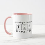 Mug Selon Chemistry Tea est une science de solution<br><div class="desc">SELON CHEMISTRY TEA IS A SOLUTION fun science tea mug. Montré avec des accents roses.</div>