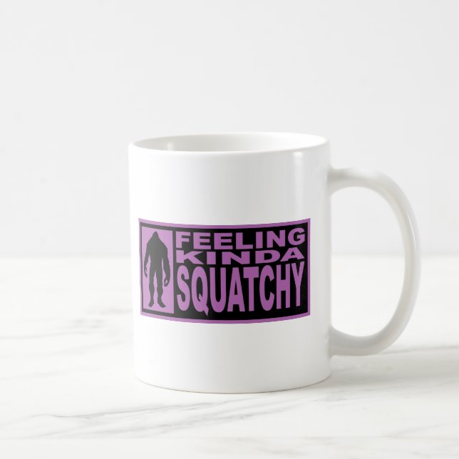 Mug Sentant plutôt Squatchy - trouvant Bigfoot pourpre (Droite)