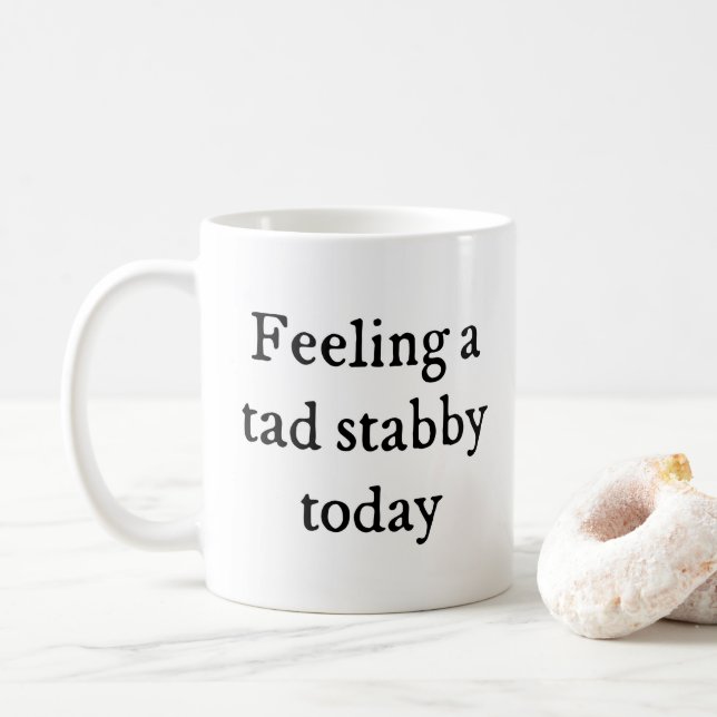Mug Sentir un peu la citation drôle de Stabby (Avec donut)