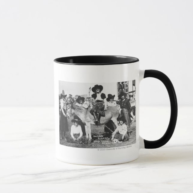 Mug Sept cow-girls de rodéo posant en plaisantant avec (Droite)