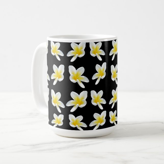 Mug Sérénade Printemps : Frangipanis Jaune Sur Noir, (Devant gauche)