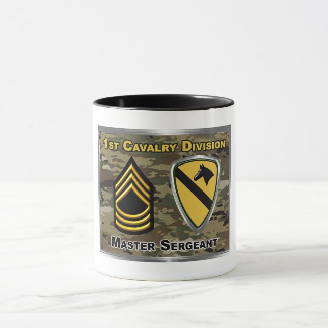Mug Sergent instructeur de la 1re division de cavaleri (Centre)