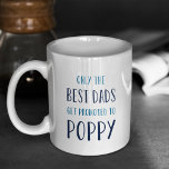 Mug Seuls les meilleurs papas sont promus à Poppy<br><div class="desc">Seuls les meilleurs papas sont promus à Poppy! Notre tasse de citation de Fête des pères présente le doux sentiment dans la typographie de style manuscrit bleu.</div>