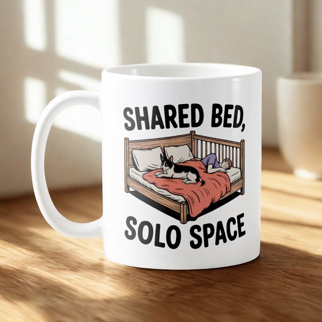 Mug Shared Bed, Solo Space | Dog & Cat Humor (Créateur téléchargé)