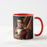 Mug SHAZAM ! | Shazam soufflant la bulle gomme<br><div class="desc">Regardez ce graphique de Shazam penché,  sur son téléphone portable,  et mâchant du chewing-gum.</div>