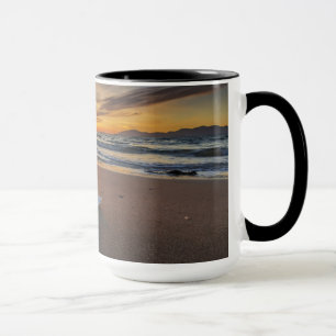Mug Shell à la plage à l'île du coucher du soleil  