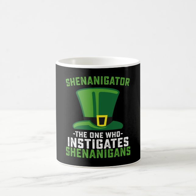 Mug Shenanigator Celui Qui Provoque Des Shenanigans (Centre)