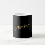 Mug Signature de nom de monogramme noir et or élégant<br><div class="desc">Mug minimaliste féminin personnalisé noir et or avec monogramme et nom en signature. Ces créations présentent votre prénom dans un joli style de lettrage manuscrit avec une typographie de signature à queue en arabesque sur fond noir et or. Ceux-ci sont faciles à personnaliser. Cadeau de crémaillère élégant et féminin, également...</div>