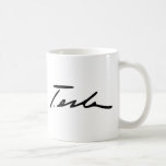 Mug Signature du génie de l'électricité Nikola Tesla<br><div class="desc">Nikola Tesla (Serbe : Н и к о л а Т de ; 10 juillet 1856 - 7 janvier 1943) était un inventeur, ingénieur mécanique et ingénieur électrique. Il a été un contributeur important à la naissance de l'électricité commerciale, et est surtout connu pour ses nombreux développements révolutionnaires dans le...</div>