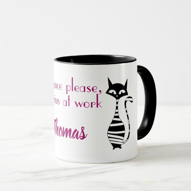 Mug Silence S'il vous plaît, génie au travail. Nom mod (Devant droit)
