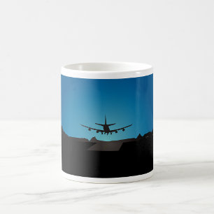 Mug Silhouette d'atterrissage d'avion à la nuit