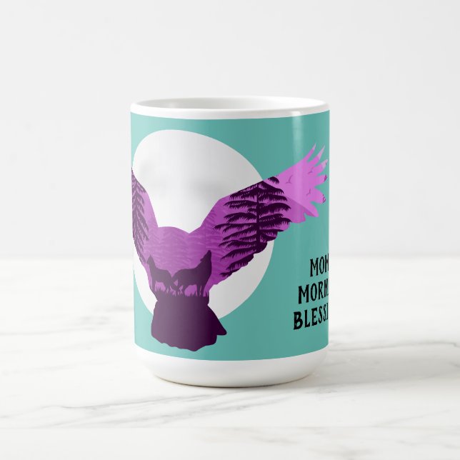 Mug Silhouette de hibou volant avec des loups dans la  (Centre)