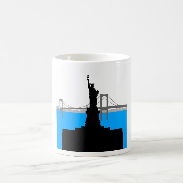 Mug Silhouette de la Statue de la Liberté sur la skyli (Créateur téléchargé)