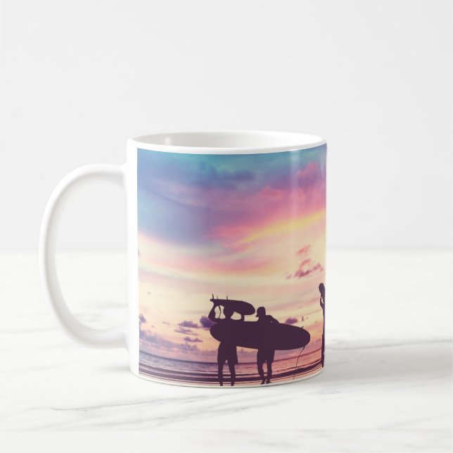 Mug Silhouette Des surfeurs transportant leur surfboa (Gauche)