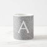 Mug Silver Sparkle Glitter Monogram Name & Initial<br><div class="desc">Parties scintillant à étincelles en argent Luminaires à étincelles Nom du monogramme et première tasse de café. La tasse fait le cadeau parfait pour quelqu'un qui aime l'argent moderne.</div>