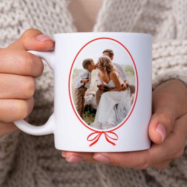 Mug Simple Noël avec ruban rouge ovale photo (Classic red bow oval photo Christmas holiday mug.)