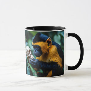 Mug Singe jaune et noir contemplant un crâne.