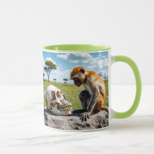 Mug Singe pensif face à un crâne dans la savane.