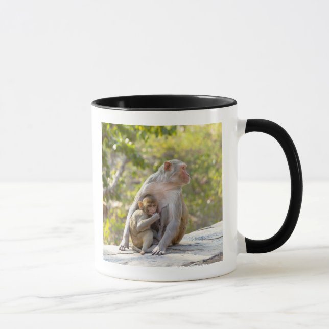 Mug Singes de Macaque de rhésus de mère et de bébé sur (Droite)