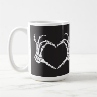 Mug Skeleton Heart Mains sur un