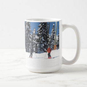 Mug Skieurs sur une pente enneigée
