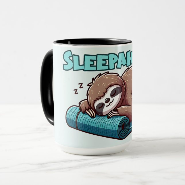 Mug Sleepaholic - Sleeping Sloth sur tapis de Yoga (Devant gauche)