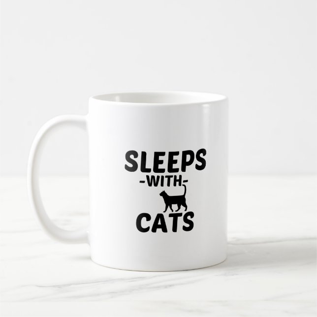 MUG SLEEPS WITH CATS (Gauche)