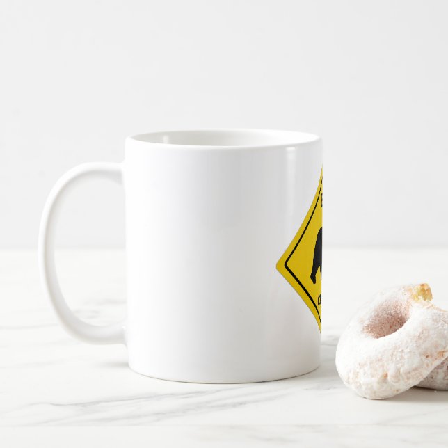 Mug SlipperySignal de passage de l'ours de Joe silhoue (Avec donut)