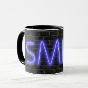 Mug SMILE texte dans néon éclairage sur brique