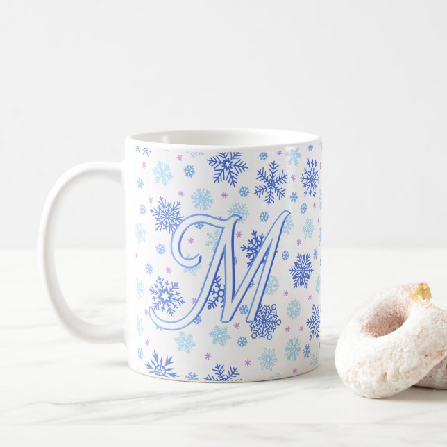 Mug Snowflake Pastel Baby Blue Élégant Script Monogram (Avec donut)