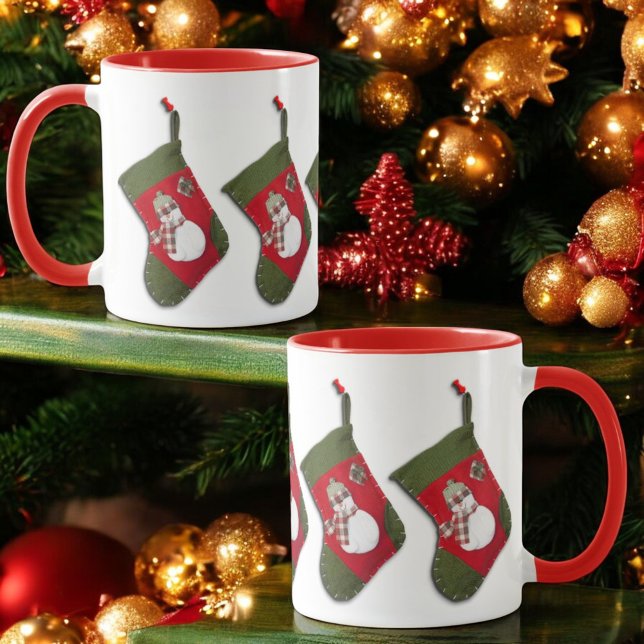 Mug Snowman Accroche Les Bas De Noël Tout Autour (Hanging Christmas stocking design encircles the entire combo style ceramic mug. )