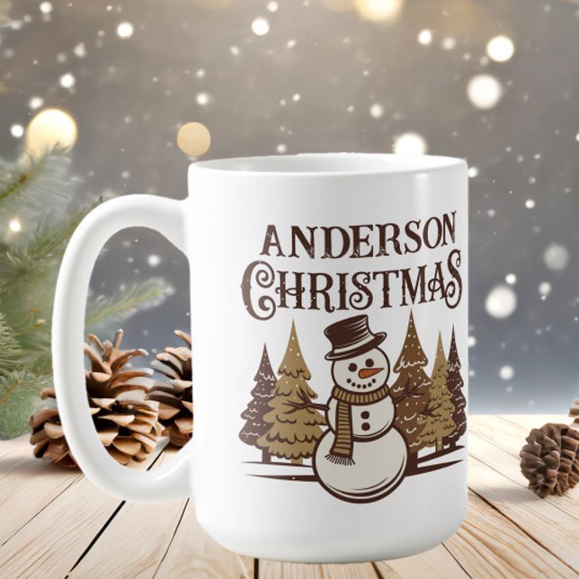 Mug Snowman Pine Trees Nom de famille Noël (Rustic snowman family name Christmas mug)