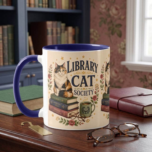 Mug Société de chats de bibliothèque Calicot livresque (Library Cat Society Bookish Calico Beige Mug)