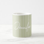 Mug Soft Green Striped Hand écriture Nom personnalisé<br><div class="desc">Nom d'écriture simple minimal à pente douce vert à bande</div>