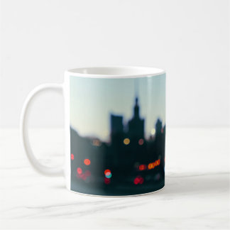 Mug Soirée Varsovie : Silhouette du paysage urbain flo
