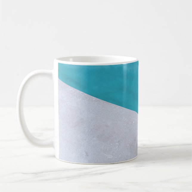 Mug Sol gris vide à côté de la piscine (Gauche)