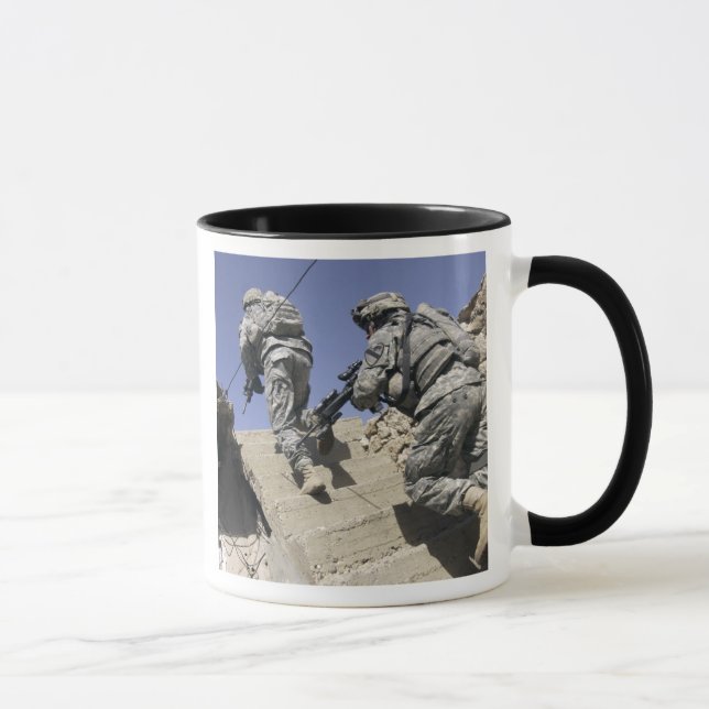 Mug Soldats montant l'escalier d'un bâtiment (Droite)