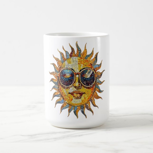 Mug Soleil Boho Portant des Lunettes de Soleil (Centre)