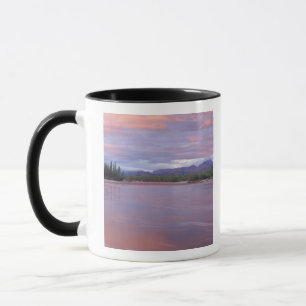 Mug soleil de minuit sur la rivière MacKenzie, au larg