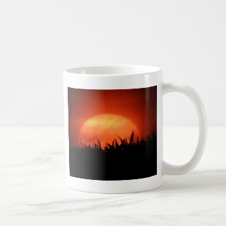 Mug Soleil rouge derrière l'herbe noire