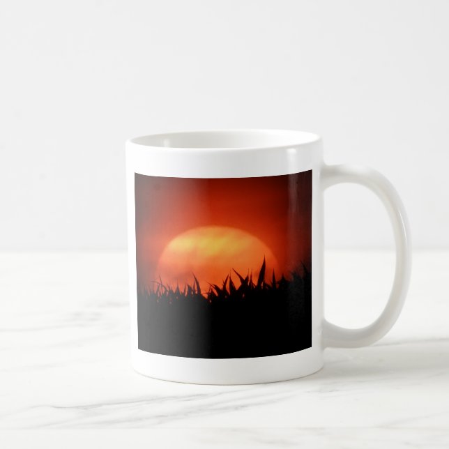 Mug Soleil rouge derrière l'herbe noire (Droite)