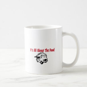 Mug son tout environ le camion de nourriture de