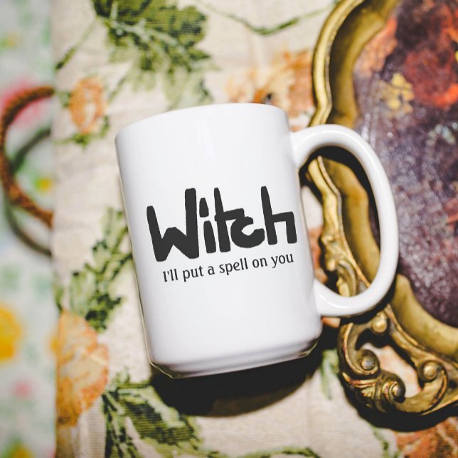Mug Sorcière en encre noire écrite à la main disant (Hand drawn black ink whimsical message mug.)